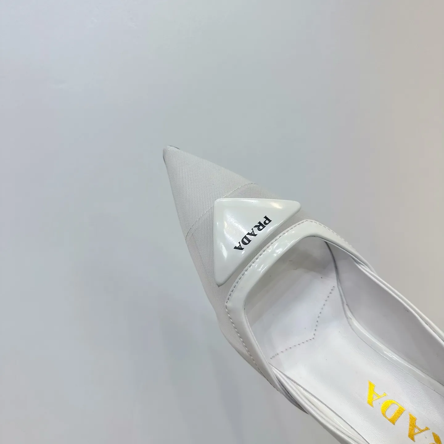 👟👟Ex-factory price 560👟👟 2025 SSS launches Prada’s latest long boots, sandals, thin heels, empty backs, thick heels series ————————🆚🆚🆚 💥PRADA's early spring T-stage catwalk show is the same style as "Dreams Never Sleep". Prada can use it on important occasions. The fresh style has a bit of nobility and is perfect on the feet. 💃💃 Wear this shoe with it. It is elegant and crystal clear, regardless of various accessories. The materials are all exclusively customized one-to-one and must be zero-distance from the original. The entire series is full of exciting and unexpected combinations of elements. The expression of different materials and textures of fabrics has a strong artistic flavor, allowing you to appreciate the ever-changing style of Prada girls. 1⃣ Upper: Made of open-edge bead➕mesh 2⃣ Lining: imported sheepskin 3⃣ Outsole: Italian original genuine leather outsole Heel height 7.5 4⃣🔺Original labeling feet, stock code number 35M-39M (40 41 42 customized, non-returnable and non-exchangeable).